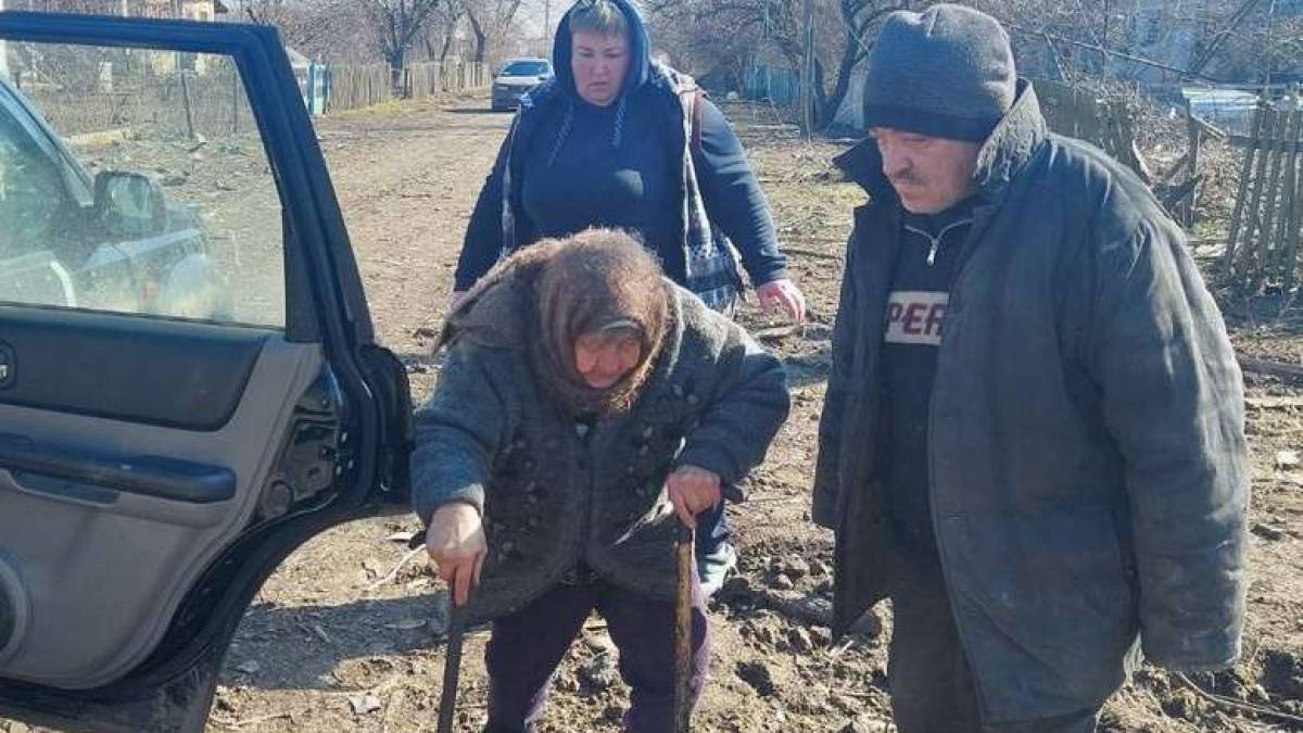 На Запоріжжі бійці тероборони допомогли евакуюватись людям, будинок яких зруйнувала ракета ворога (фото)