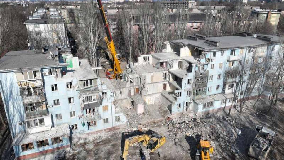 У Запоріжжі рятувальники четверту добу ліквідовують наслідки ракетного удару по житловому будинку