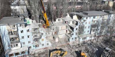 У Запоріжжі рятувальники четверту добу ліквідовують наслідки ракетного удару по житловому будинку