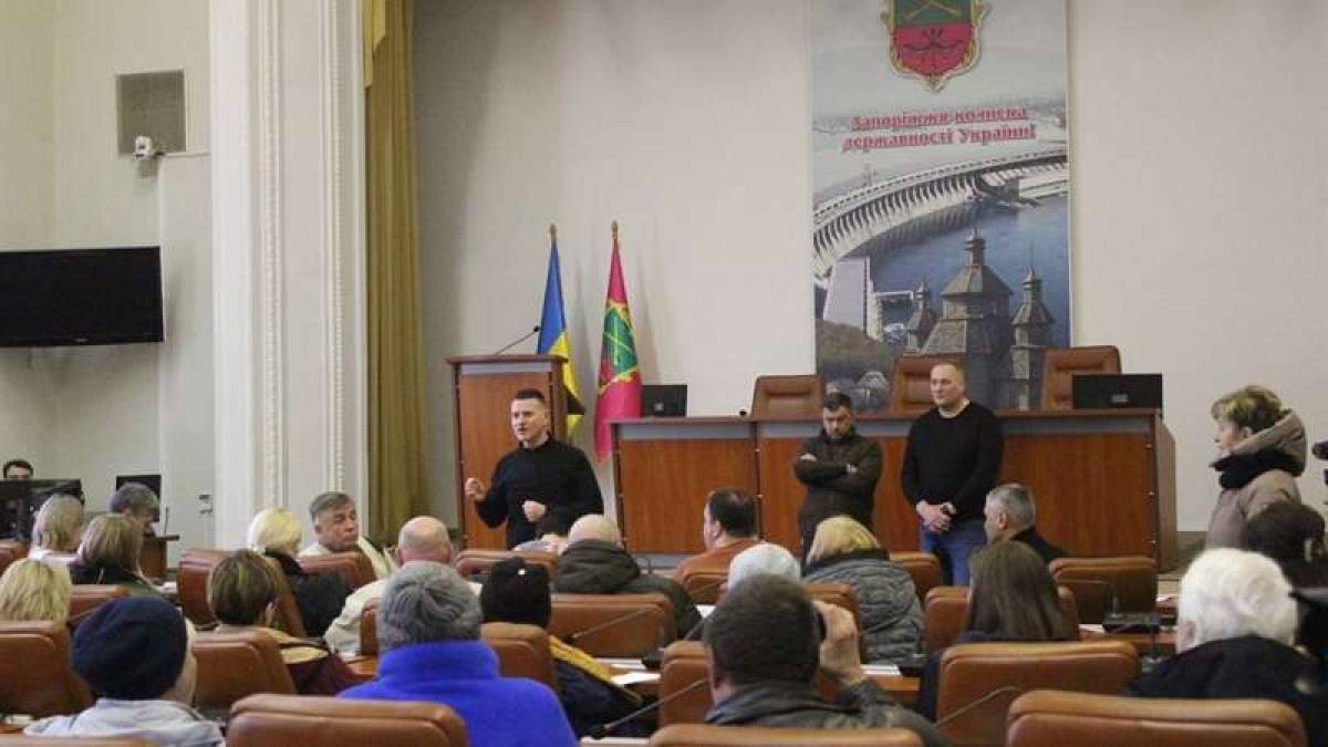 У Запорізькій міськраді відбулася зустріч із мешканцями зруйнованої ракетою багатоповерхівки