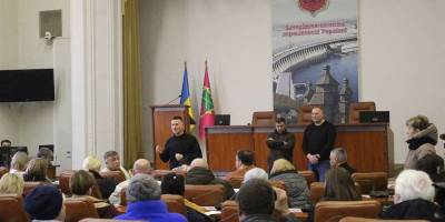 У Запорізькій міськраді відбулася зустріч із мешканцями зруйнованої ракетою багатоповерхівки