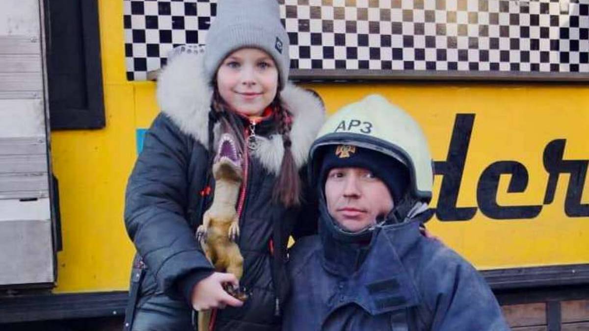Як дівчинка Яна із Запоріжжя стала промінчиком добра для рятувальників, які 4 доби розбирали завали зруйнованого будинку