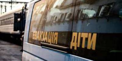 Кабмін схвалив механізм примусової евакуації дітей із зон активних бойових дій