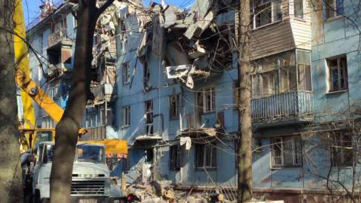 Разрушенный ракетой 2 марта дом в Запорожье: фоторепортаж журналистки МИГа с места трагедии