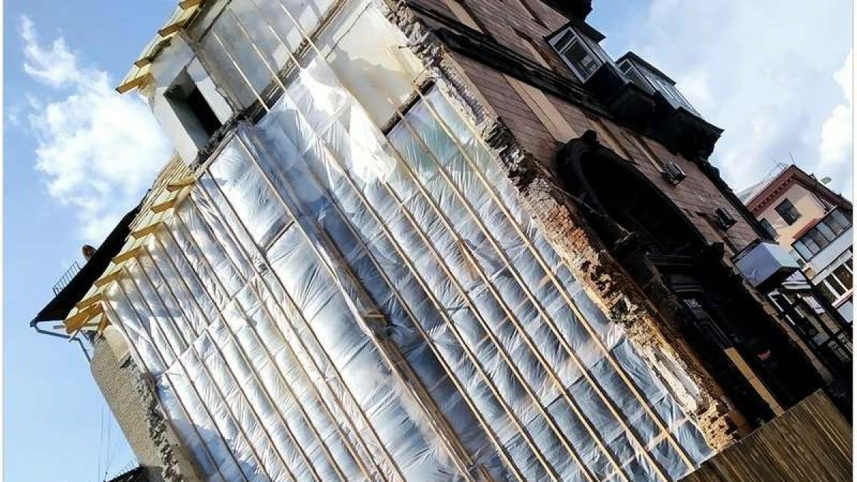 У Запоріжжі приховують від негоди розстріляний ракетою будинок на головному проспекті міста (фото)