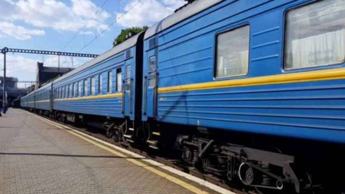 Кейт Міддлтон у камуфляжі зустрілася з військовими, які тренують ЗСУ