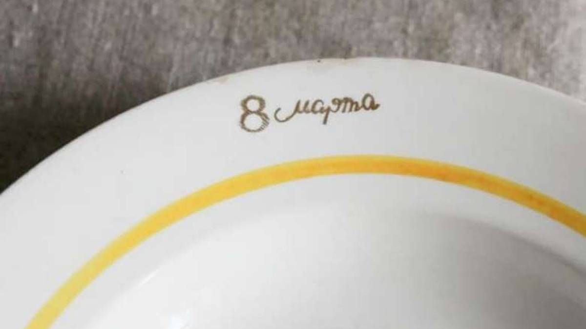 Краєзнавці із Гуляйполя знайшли незвичайну фаянсову тарілку, присвячену… 8 березня (фото)
