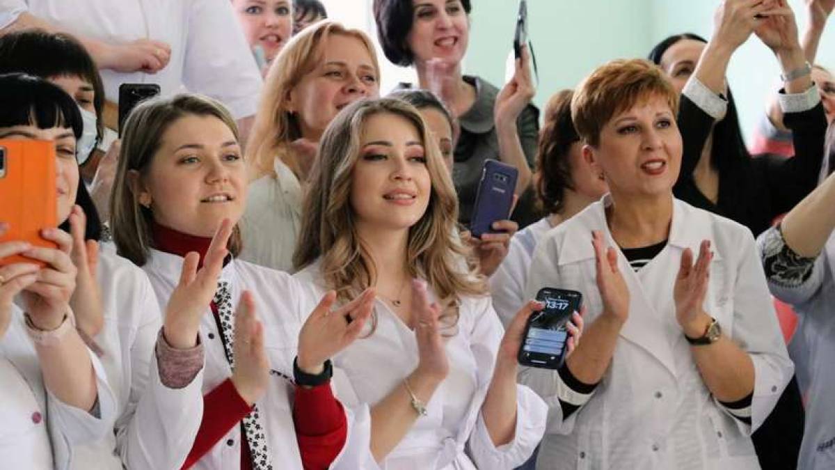 У Запоріжжі гвардійський оркестр привітав медиків з Міжнародним жіночим днем 🎼 (фото)