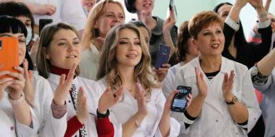 У Запоріжжі гвардійський оркестр привітав медиків з Міжнародним жіночим днем  🎼 (фото)