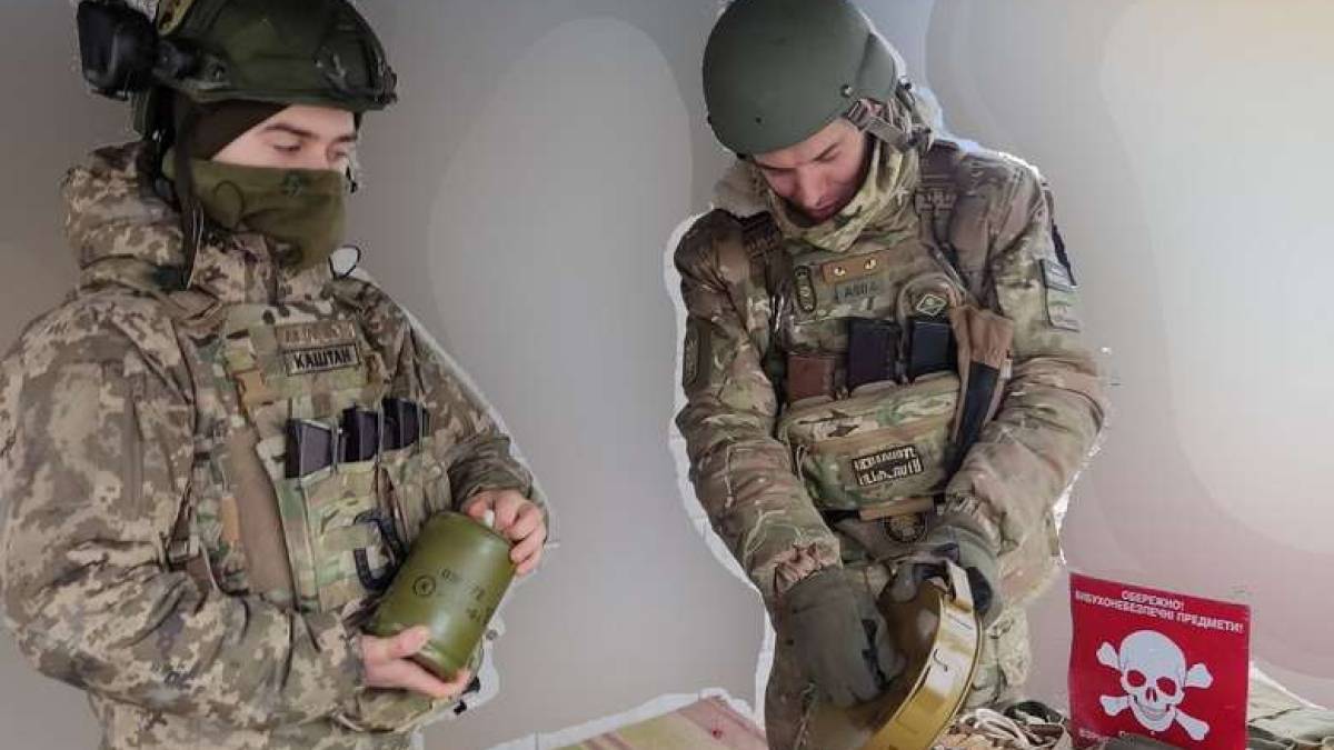 Сапери Запорізької бригади тероборони вивчають вітчизняні та закордонні зразки озброєння (фото)