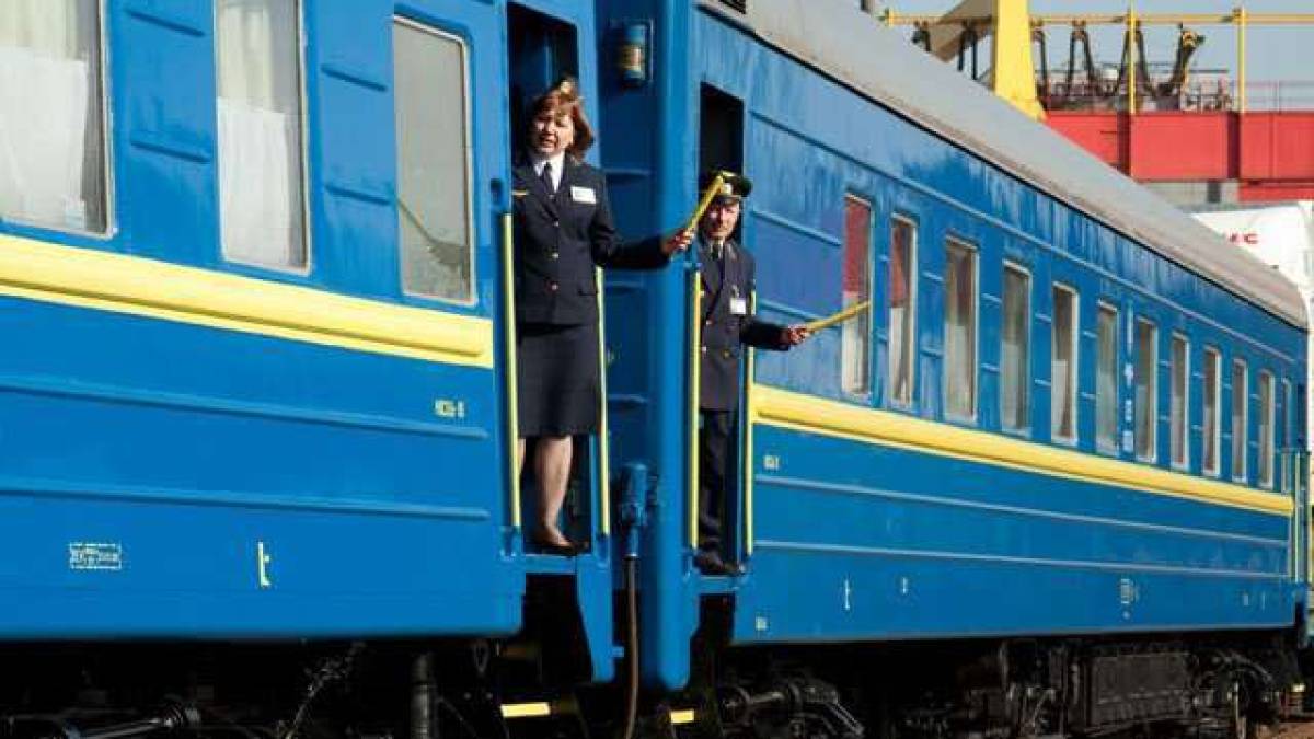 Какие запорожские  поезда задерживаются утром 9 марта