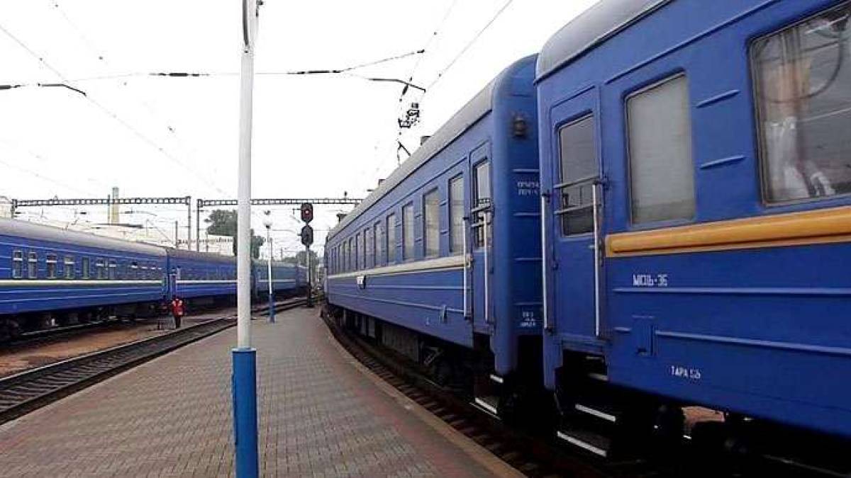“Укрзалізниця” повідомила про рейси, які затримуються через ворожу атаку