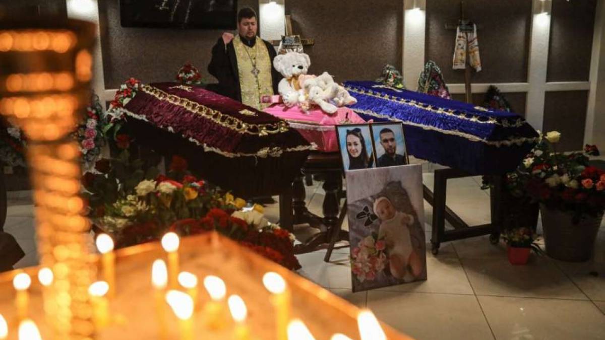 В Запорожье похоронили семью Фурник, которая погибла от ракетного удара рф 2 марта