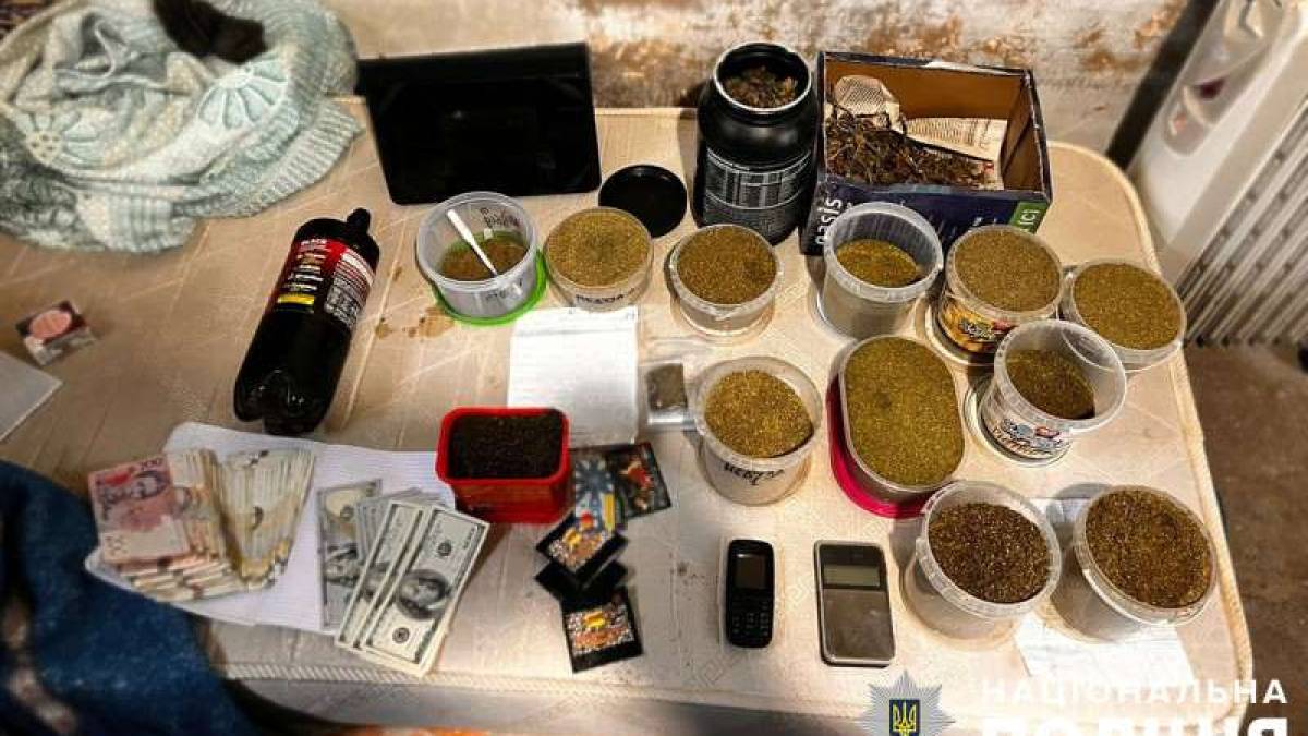 Запорізькі поліцейські вилучили у місцевого жителя близько двох кілограмів канабісу