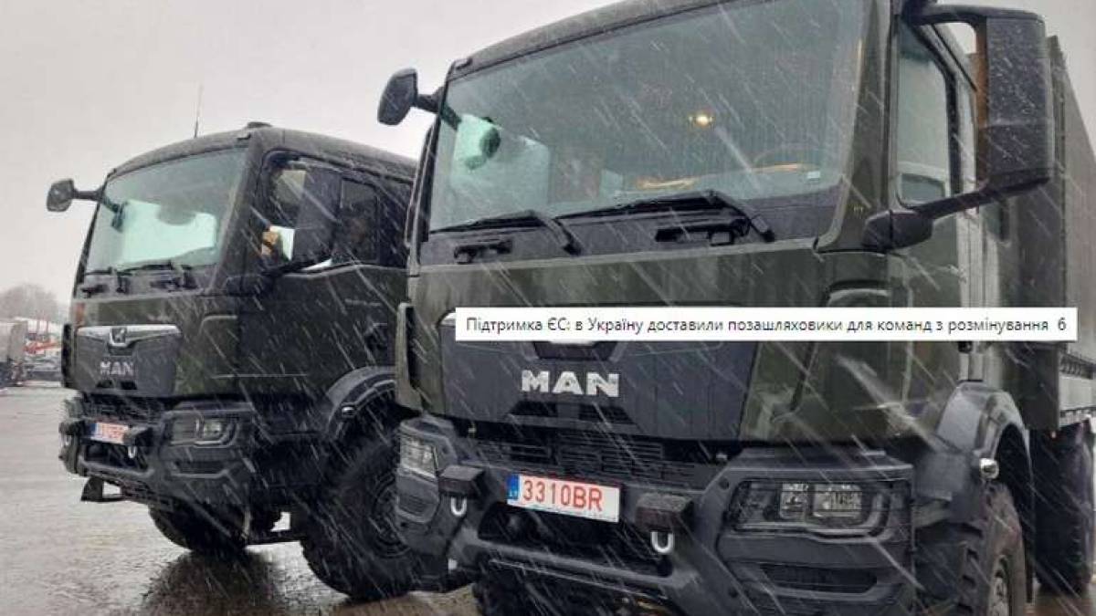 В Україну доставили позашляховики для команд з розмінування
