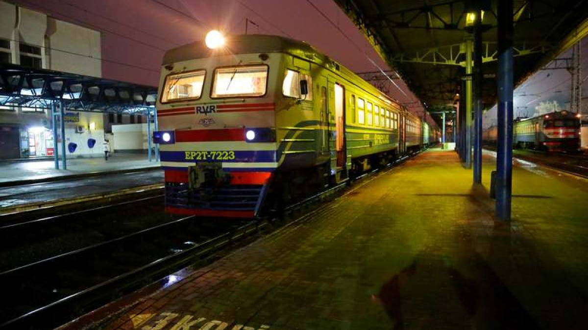 Приміські поїзди Придніпровської залізниці робитимуть більше зупинок