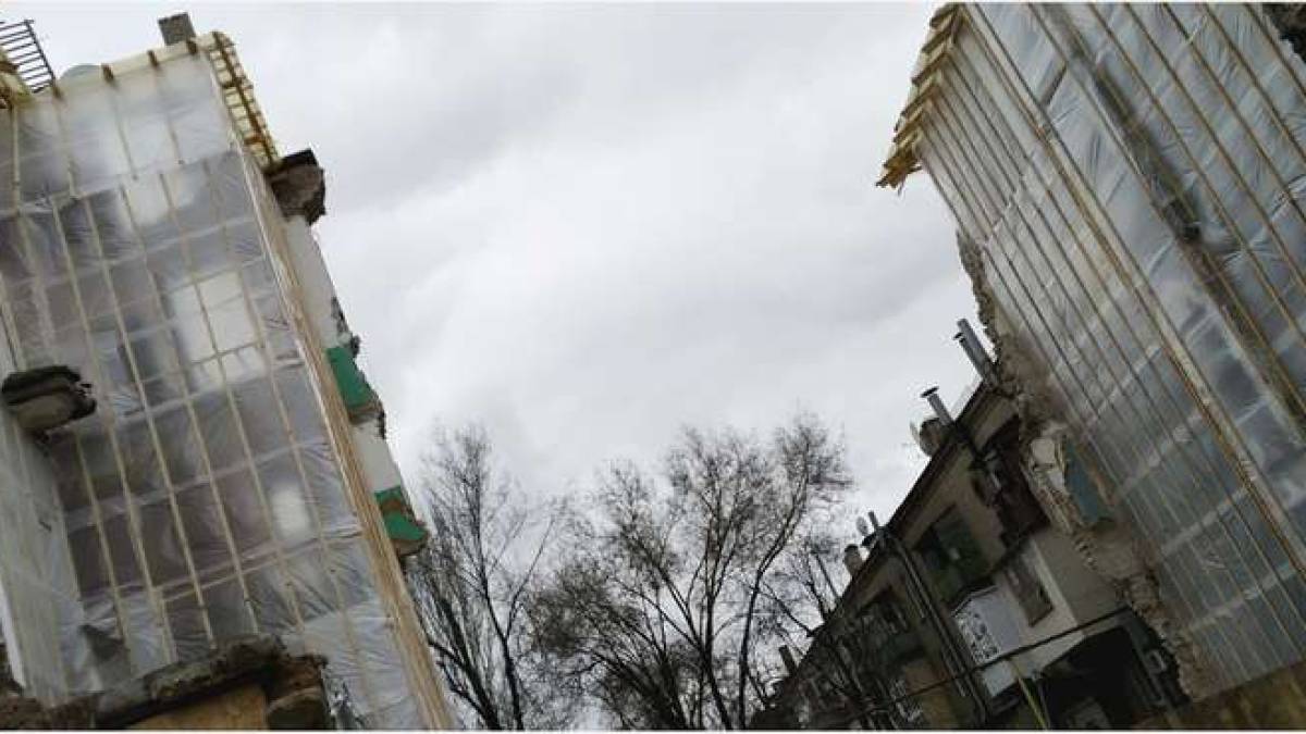 У Запоріжжі законсервували розстріляний російською ракетою будинок із відомим усім дзеркалом (фото)