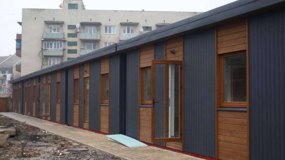 На Закарпатті розгортають 21 модульний будинок для переселенців