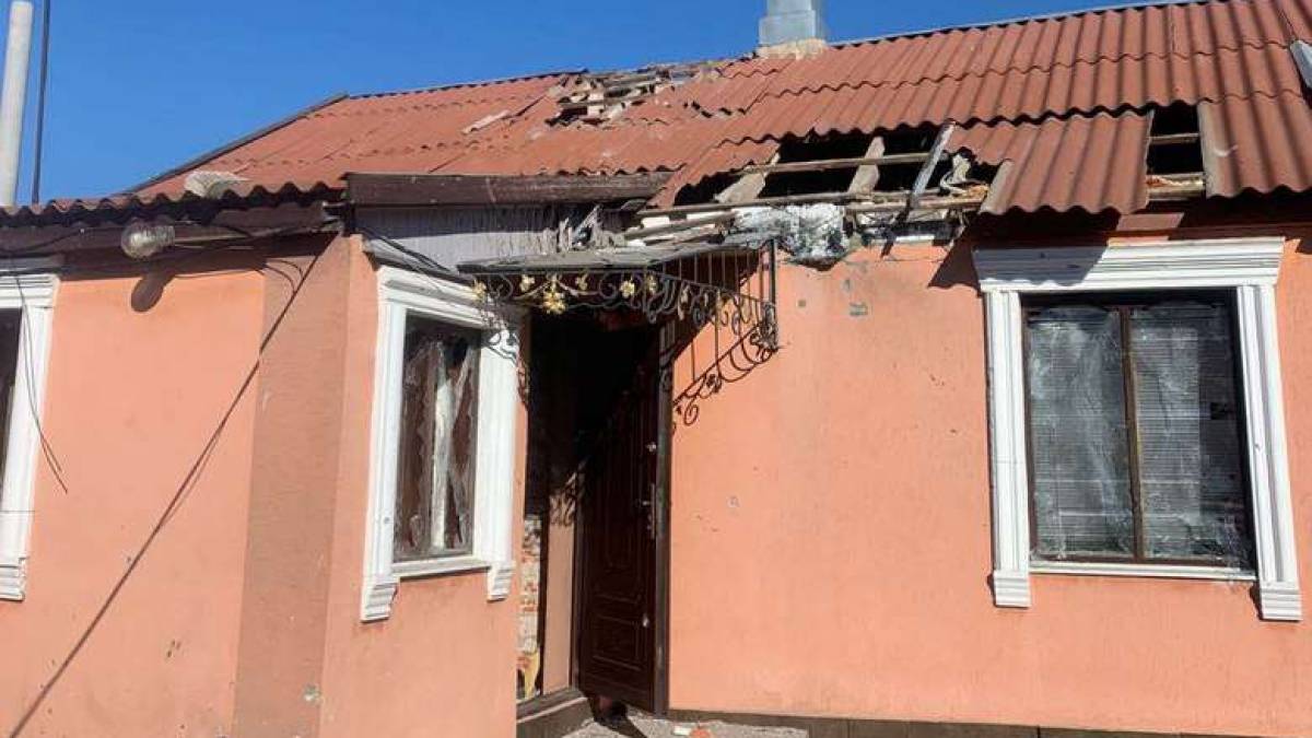На Запоріжжі ворог обстріляв Комишуваську громаду: поранено місцеву мешканку, зруйновано будинки