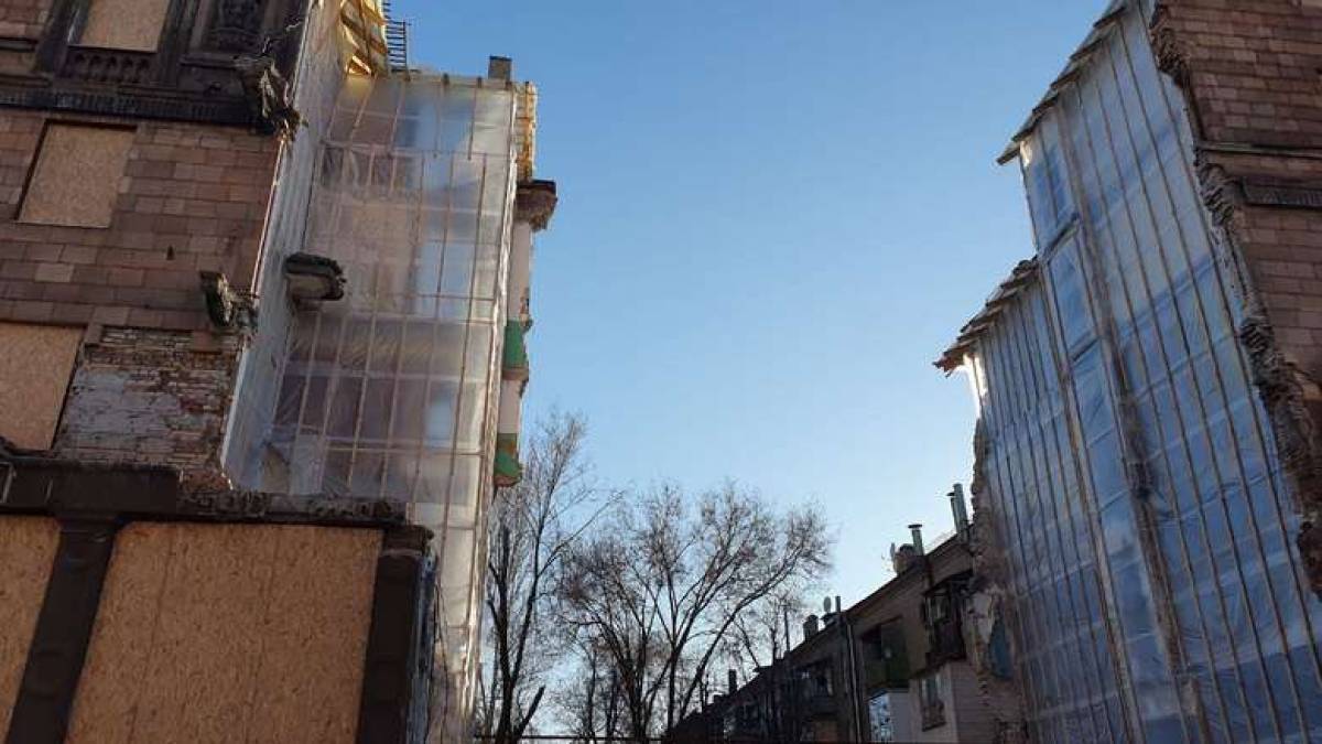 В центре Запорожье завершили консервацию части пострадавшего от ракетного обстрела дома