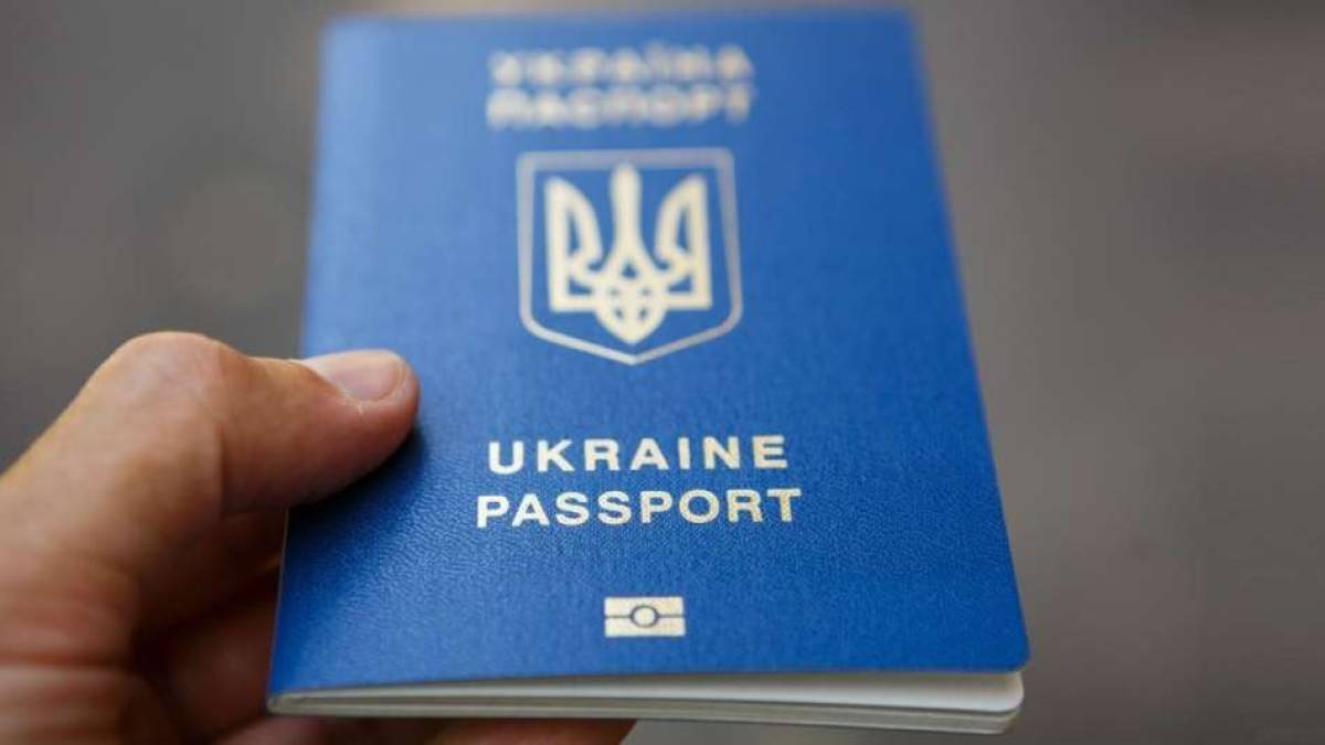 Закордонні паспорти громадян України не анулювуватимуть через зміни правил транслітерації
