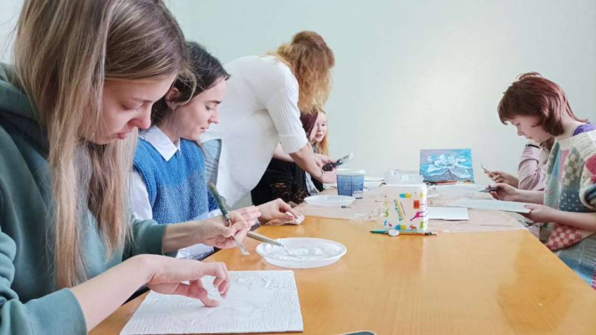 Уроки майстерності на тлі мистецьких робіт
