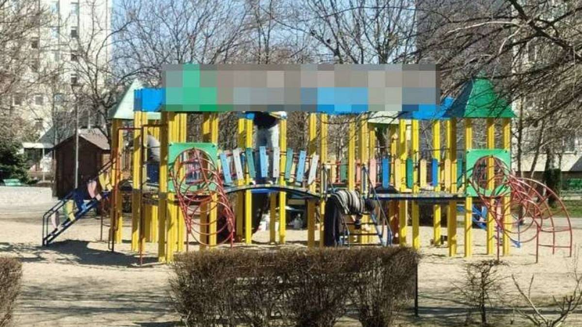 В Енергодарі окупанти відзвітували про грандіозне досягнення: пофарбували дитячий майданчик