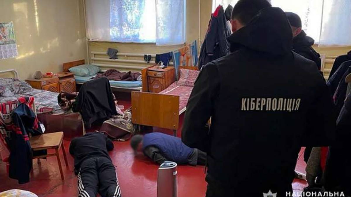 Запорізькі поліцейські викрили чоловіка, який чинив шахрайства з місця позбавлення волі