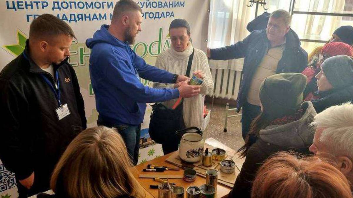 У запорізькому центрі допомоги переселенцям з Енергодару виготовляють окопні свічки та шиють українські прапори