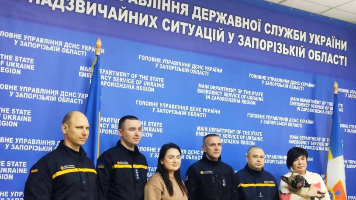 Запорожские спасатели рассказали, как спасли из-под завалов разрушенной российской ракетой многоэтажки беременную женщину, ее мужа и собаку