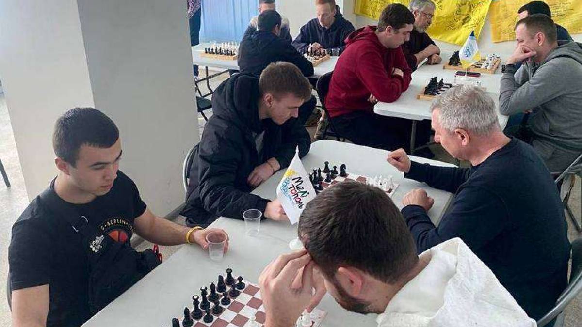 У Запоріжжі для переселенців із Мелітополя організували шаховий турнір