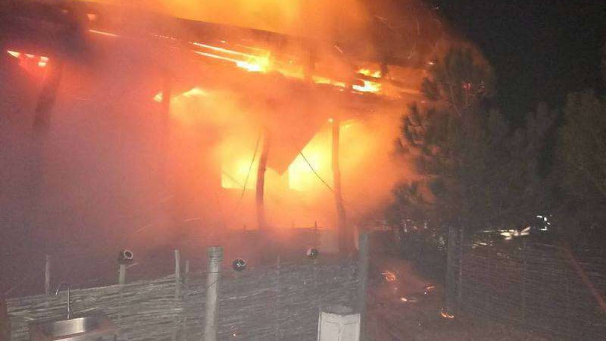 У Бердянську палав гостьовий комплекс, в якому любили відпочивати окупанти