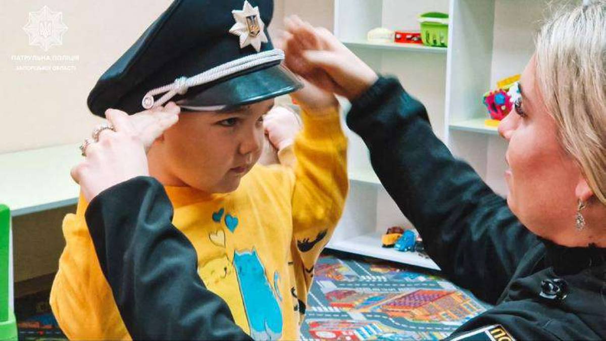 У Запоріжжі шкільні офіцери проводять заняття з дошкільнятами
