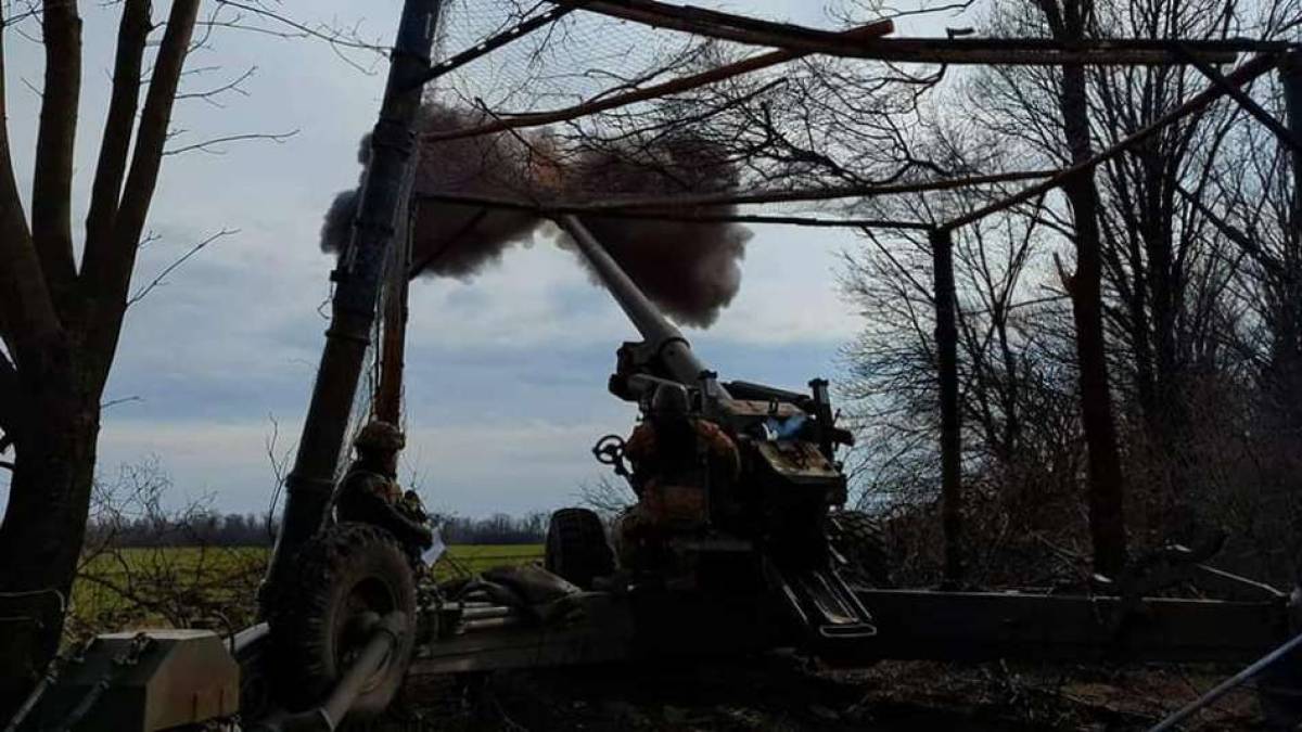 Загальні бойові втрати противника з 24.02.22 по 17.03.23 – Генштаб ЗСУ: 163320 (+760) осіб, 290 (+1) гелікоптерів, 2552 (+13) артсистеми, 6823 (+13) ББМ