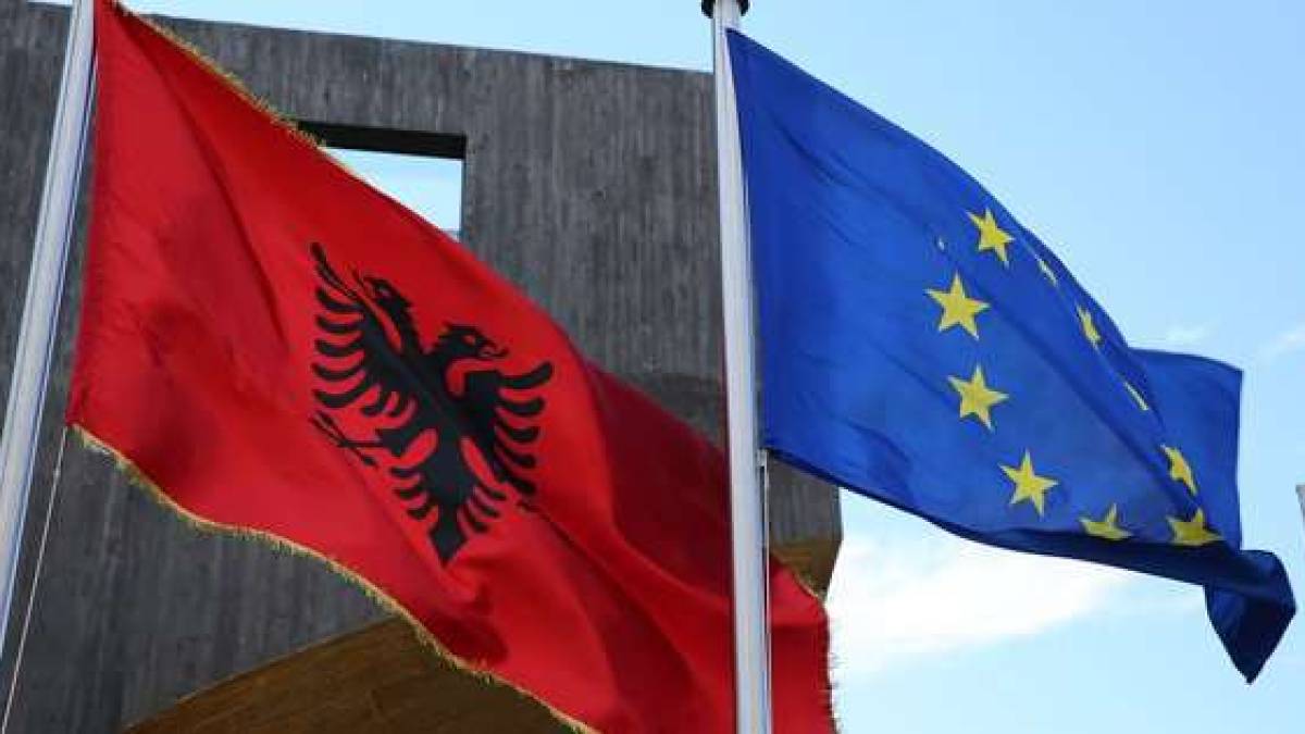 Албанія під тиском ЄС призупинила схему “золотих паспортів”