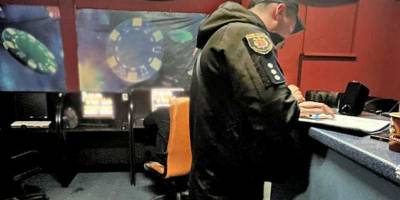 Запорізькі поліцейські задокументували незаконну діяльність грального закладу