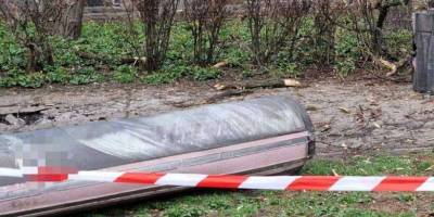 У Запоріжжі під час нічного обстрілу одна з ракет впала на прибудинкову територію і не розірвалася (фото)