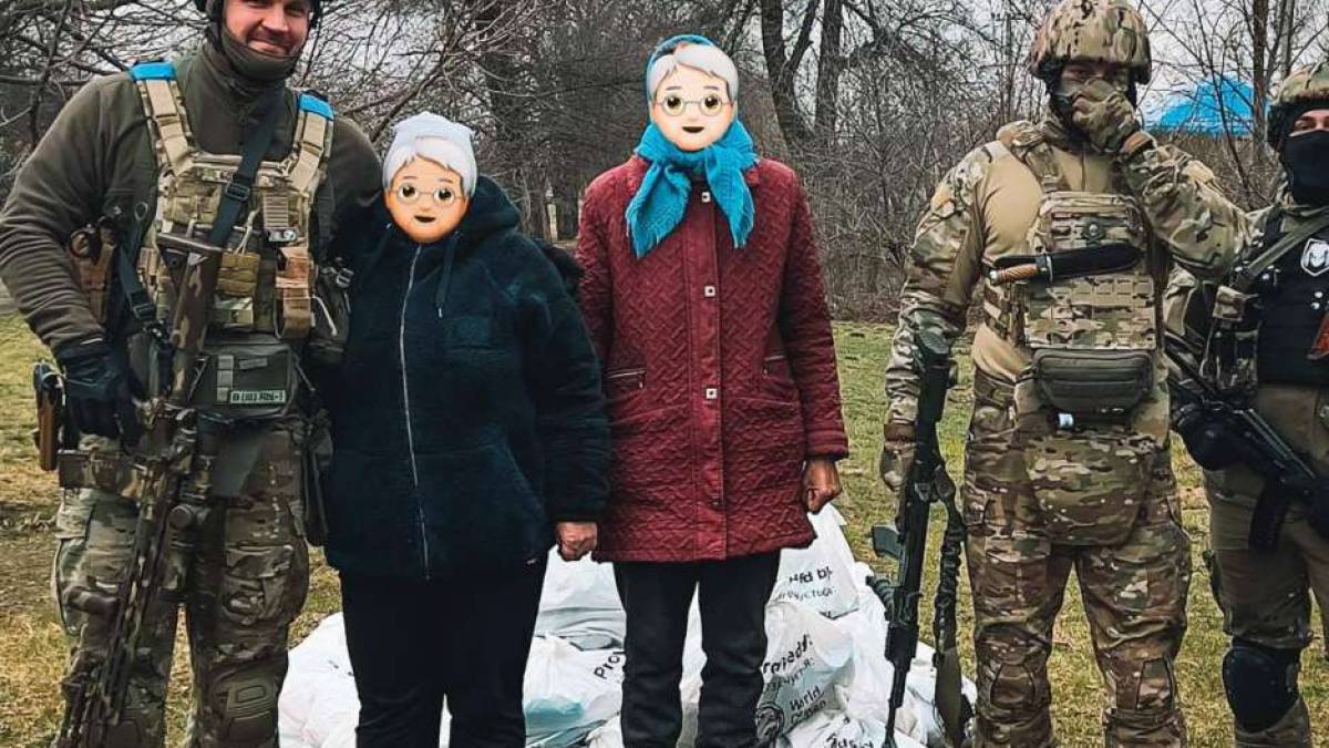 Запорізькі патрульні доставляють гуманітарку до гарячих точок регіону