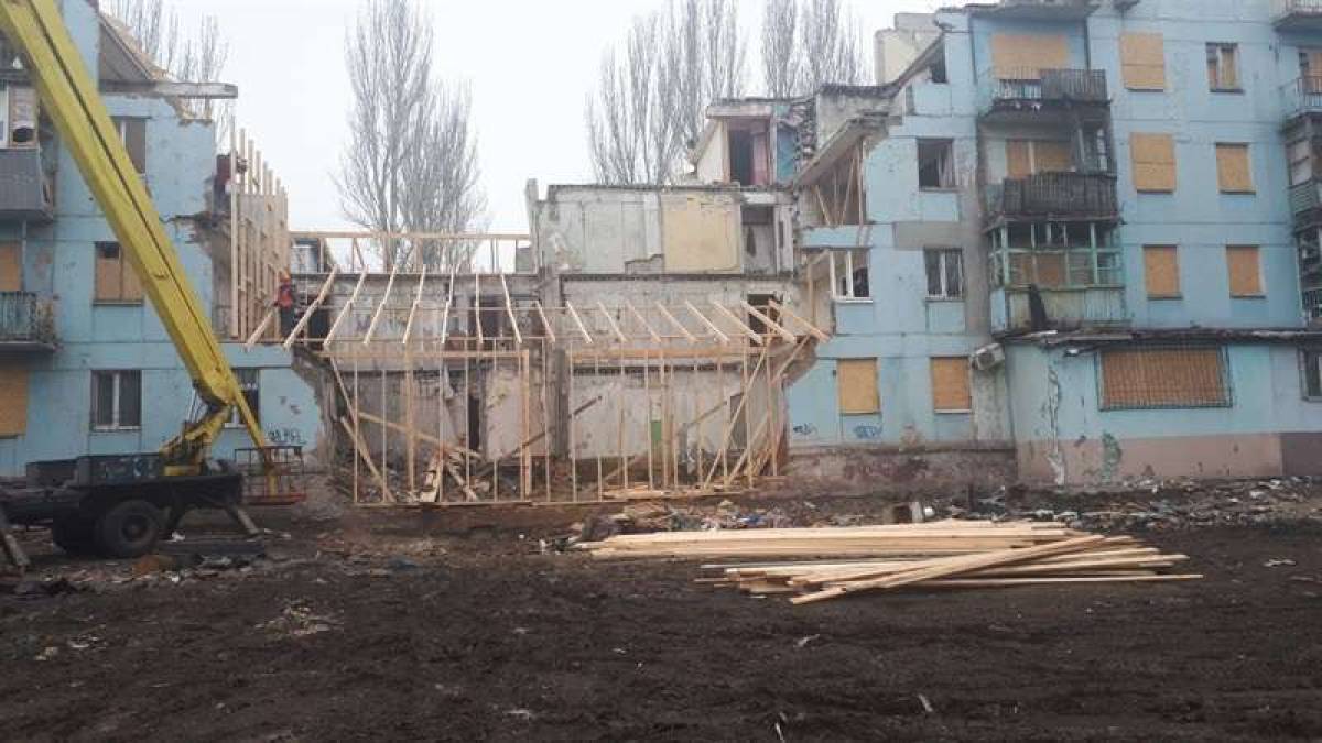 У Запоріжжі триває консервація багатоповерхівки, яка потрапила під ракетний обстріл ворога