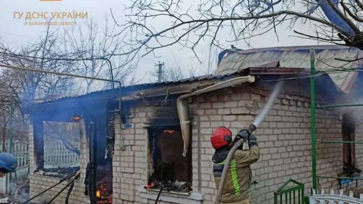 На Запоріжжі рятувальники ліквідували пожежу, що виникла від ворожого обстрілу (фото)