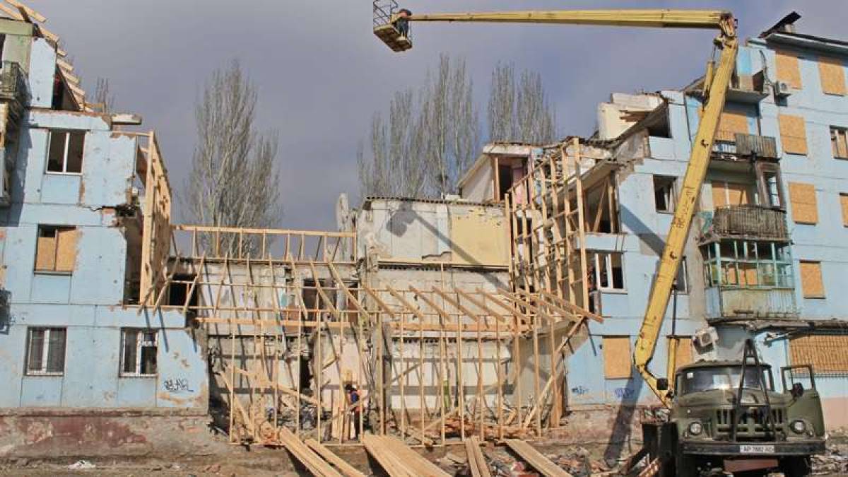 У Запоріжжі триває консервація постраждалого від ракетного обстрілу будинку (фото)