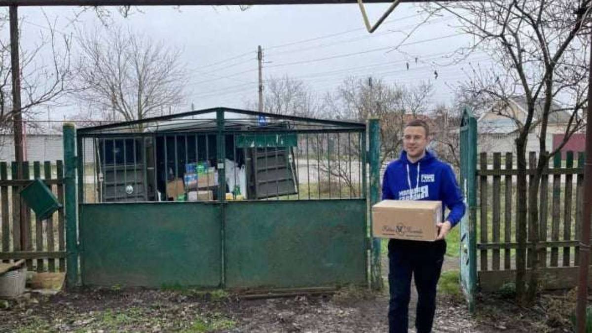 В Мелитополе пенсионеры получают гуманитарку с червяками