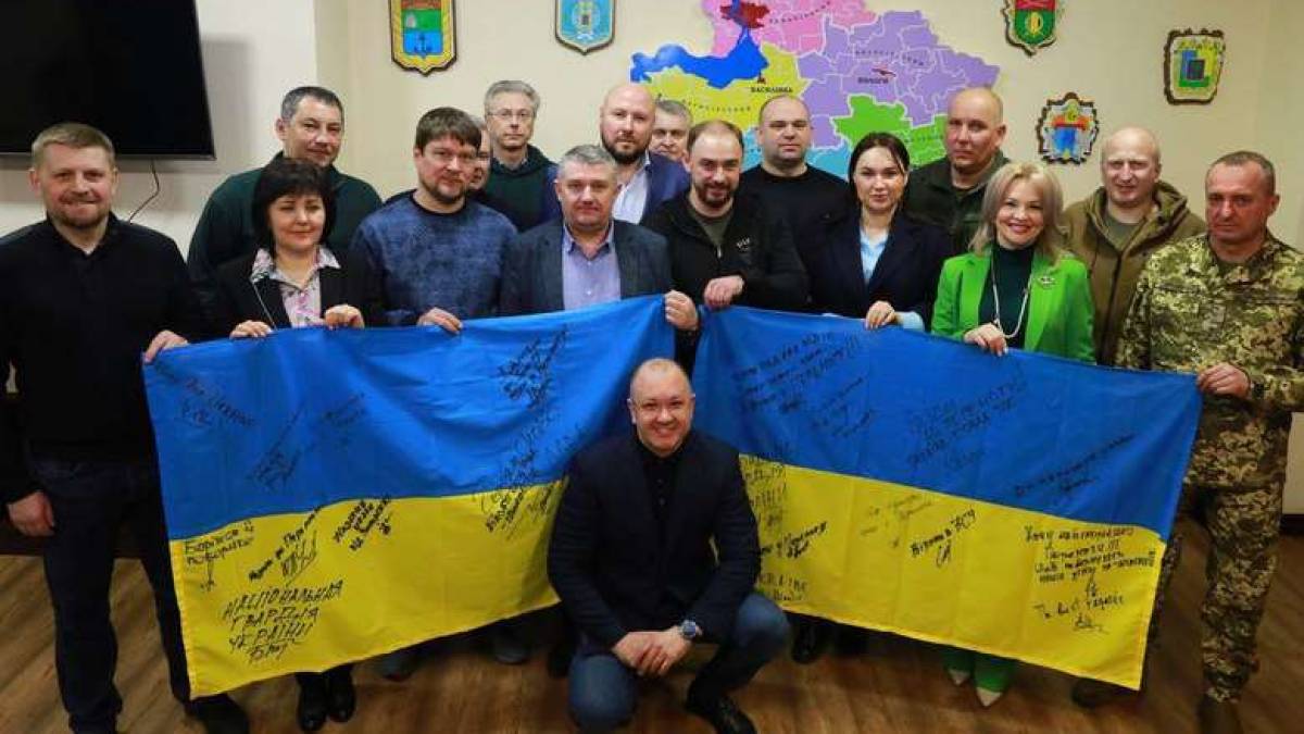 У Запорізькій ОВА підписали державні прапори, які передадуть у Сполучені Штати Америки