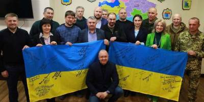 У Запорізькій ОВА підписали державні прапори, які передадуть у Сполучені Штати Америки