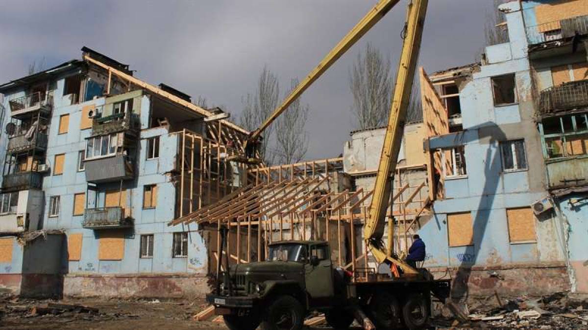 У Запоріжжі триває консервація пошкоджених конструкцій розстріляного ворожою ракетою будинку (фото)