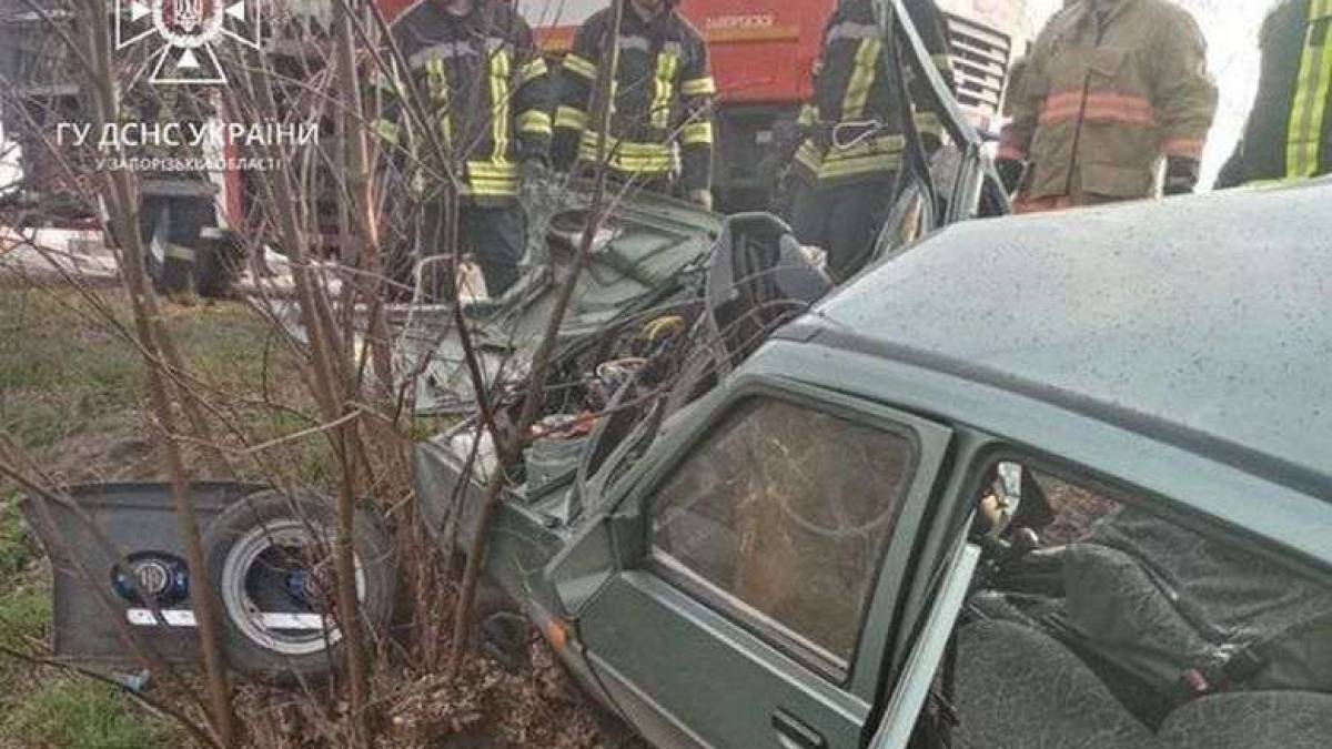 Запорізькі рятувальники деблокували пасажира з понівеченого внаслідок ДТП автомобіля