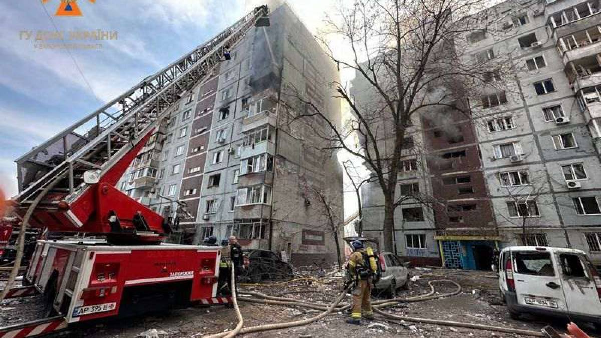 Ворог завдав ракетних ударів по Запоріжжю: на місці прильотів працюють рятувальники (фото)