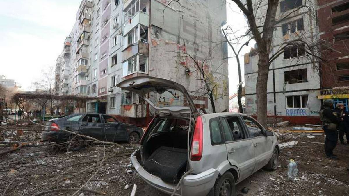 У Запоріжжі продовжуються пошуково-рятувальні роботи на місці  влучення ворожих ракет (фото)