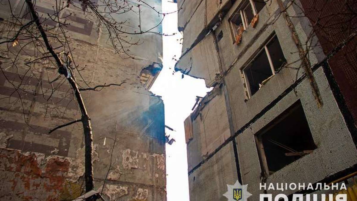 Ворог завдав удару з РСЗВ «Смерч» по Запоріжжю: поліція документує наслідки воєнного злочину (фото)