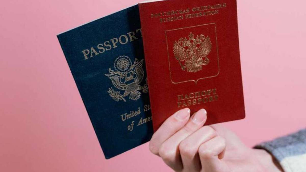 Чехія припиняє видачу віз росіянам та білорусам з другим громадянством
